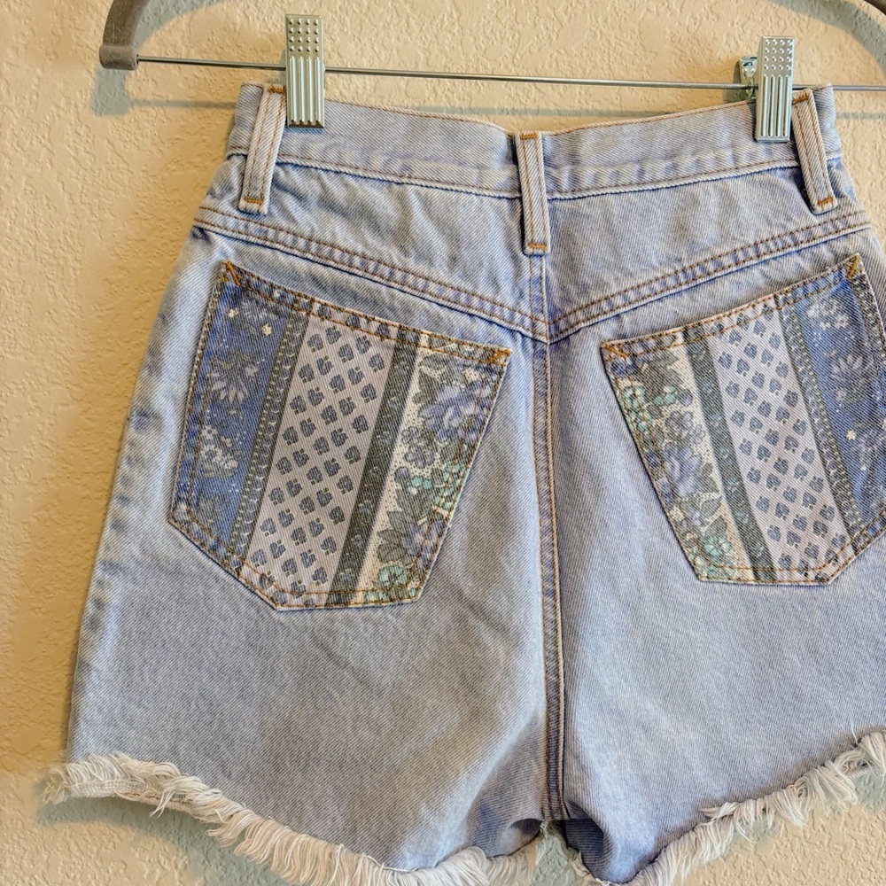 90’s Vintage Rio Blue Floral Patterned Denim Shorts - Picture 4 of 9